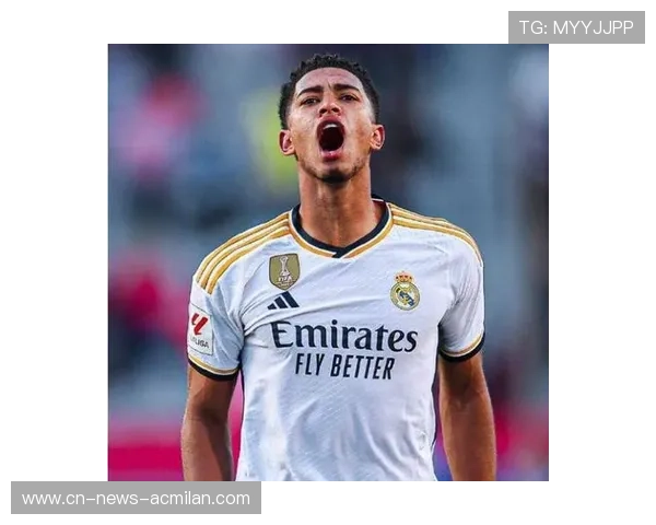 皇马在禁区外不断寻找空档，贝林厄姆中路表现稳如磐石